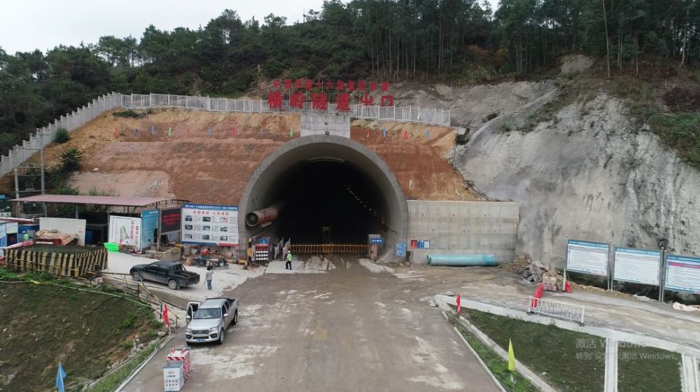 1橫嶺隧道全面貫通小編跟大家分享2個好消息關於贛深高鐵在惠州北站與