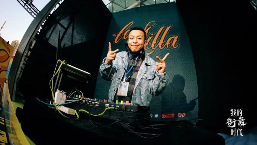 " "退居梦想的幕后, dj李玉龙: "我觉得我的选择没错" 有人希冀曲线救