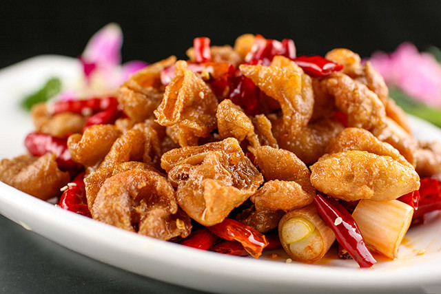 大厨教你做干煸肥肠,香辣酥脆无异味,看着都想吃!_腾讯新闻