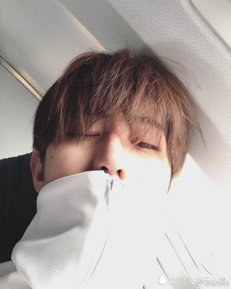 蔡徐坤戴眼镜素颜自拍