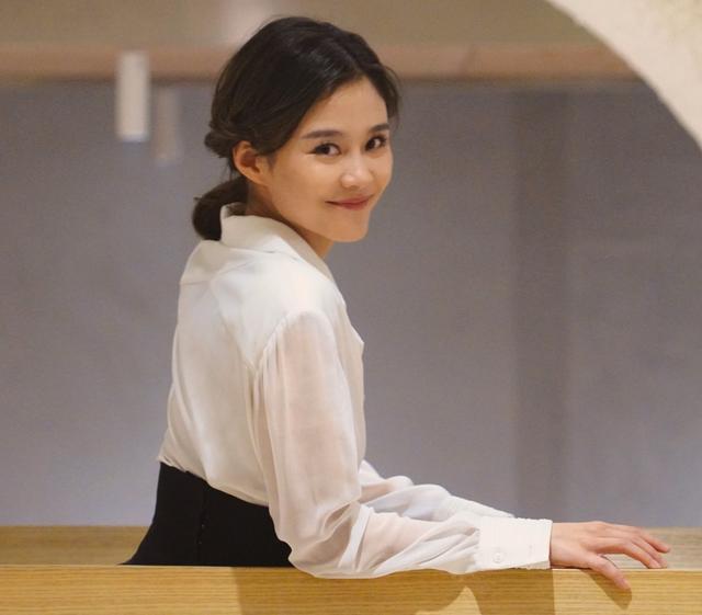 被张嘉译力捧的贾小朵母亲是著名演员她的童年却缺少母爱