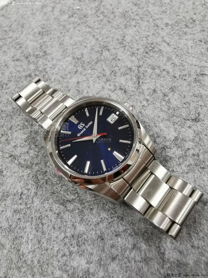 亦蓝亦黑的盘面很梦幻入手冠蓝狮60周年限量款