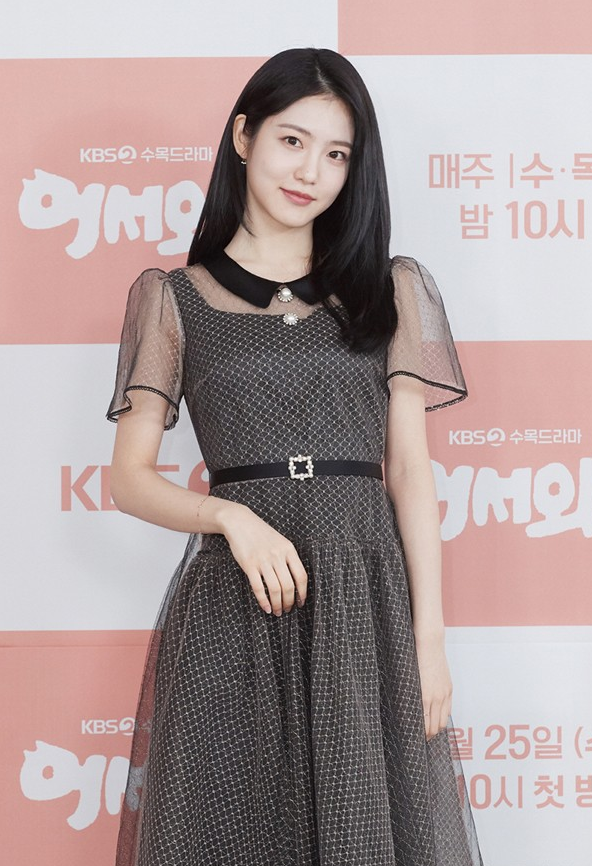 辛睿恩叠穿黑色波点连身裙,别致优雅中透露着甜美的气质!