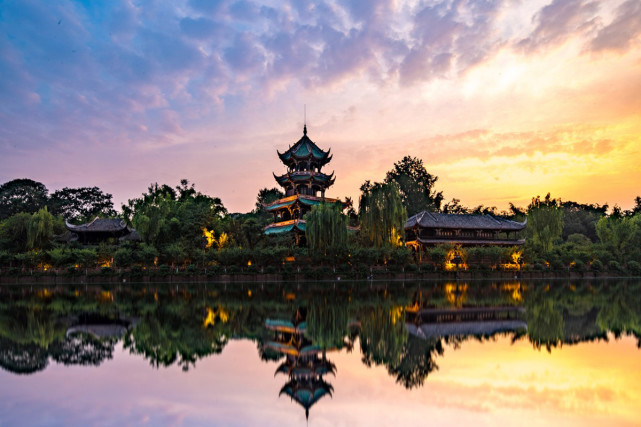 是成都市区内具有代表性的丛林与建筑完美结合的景点