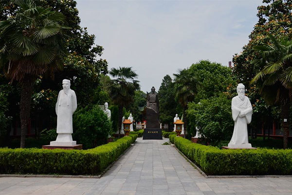 中医经典伤寒杂病论作者医圣张仲景墓