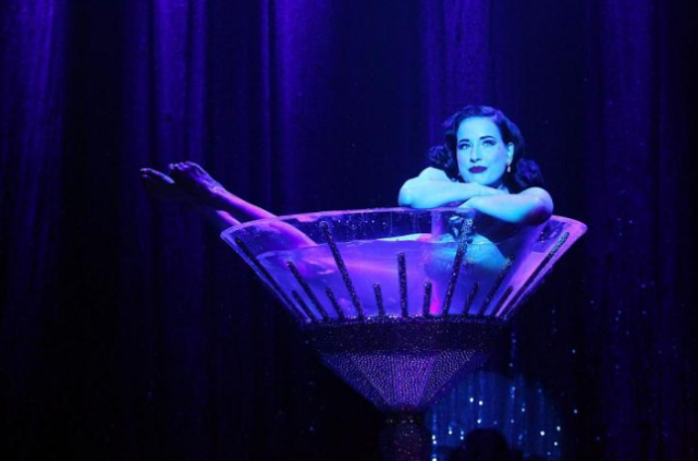 高雅的庸俗美国传奇脱衣舞女郎蒂塔万提斯活成了公主