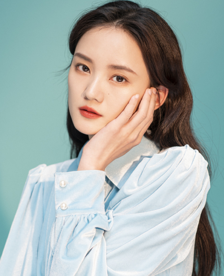 记得红苹果乐园萧晴17年后堪比整容化浓妆配大波浪美爆