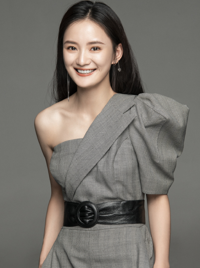 记得红苹果乐园萧晴17年后堪比整容化浓妆配大波浪美爆