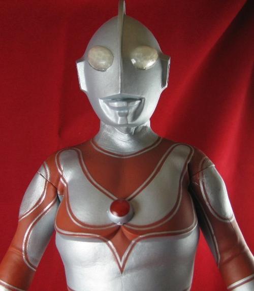 杰克长相酷似初代奥特曼,身上比初代奥特曼多条红色细纹,颈部颜色也不