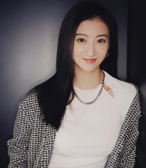 曝景甜带妈妈现身医美机构,4小时后才出门!疑做双眼皮修复_腾讯新闻