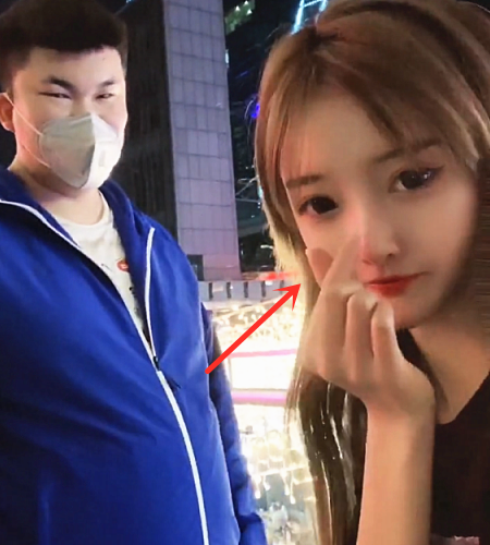 套路璐与新男友同框满脸笑容还对着镜头比心看上去很幸福