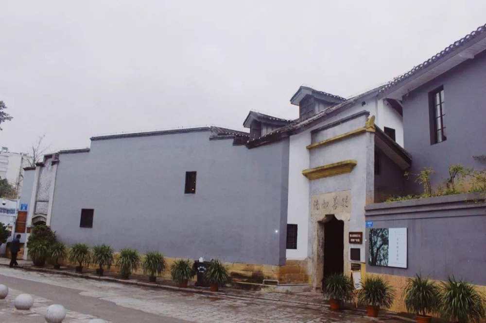 如今的曾家岩50号,也叫"周公馆"