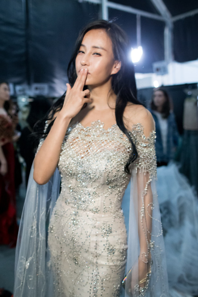 龙女郎母其弥雅真敢穿紧身裙拼接珠网丰乳肥臀太迷人