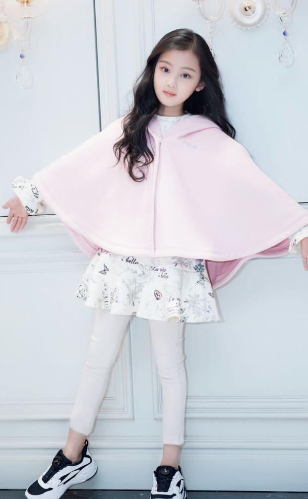 张若昀"妹妹"因颜值高被禁止整容,9岁穿起裤袜的腿,长得要命