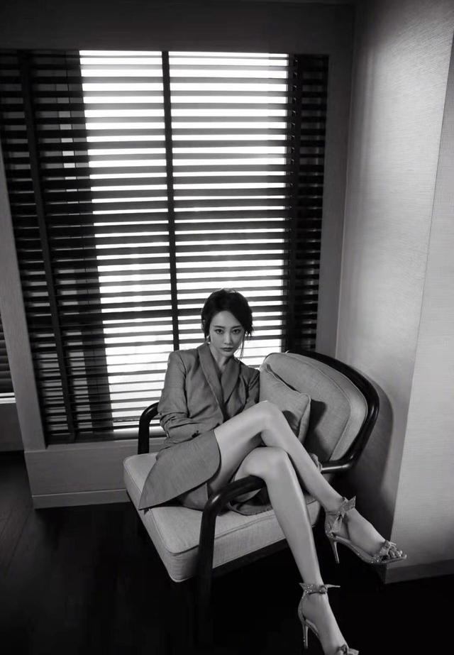 穿西装礼裙,上面深v又露背,下面开叉到腰部