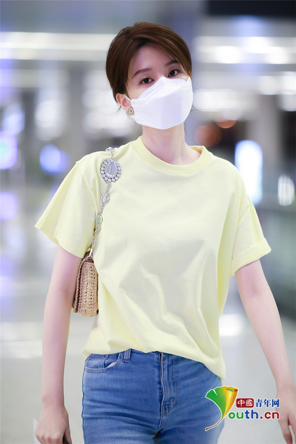 乔欣私服穿搭堪称"少女模板"黄色短t简约清新显元气活力
