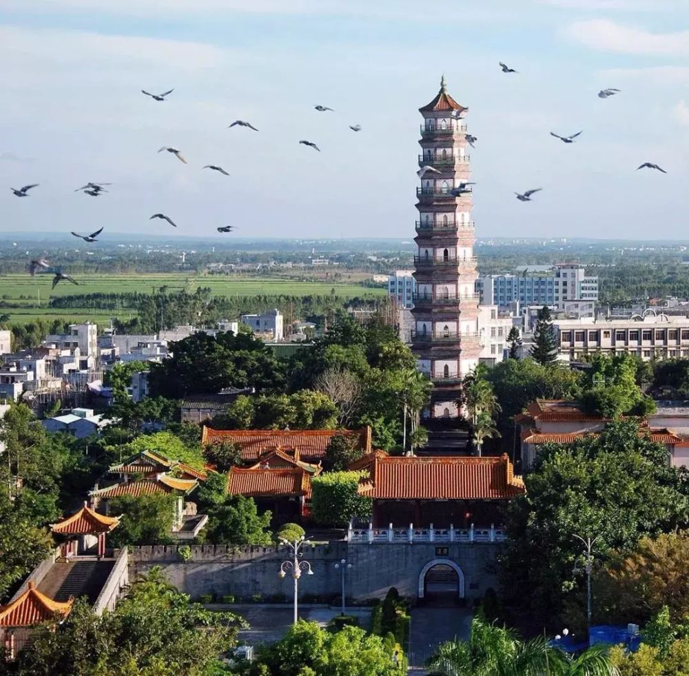 三元塔原名启秀塔,建于明万历年间,为古雷阳八景之"雁塔题名,是广东