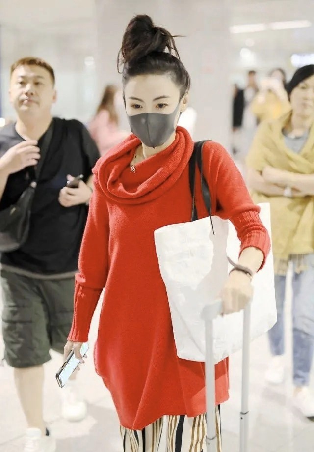 张柏芝戴口罩都挡不住美穿红色毛衣配条纹裤随性搭配真显白