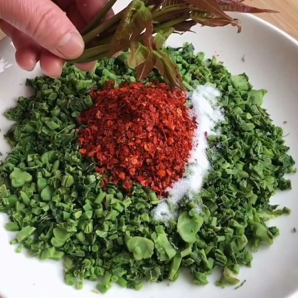 第四种:椒盐香椿准备食材配料香椿,鸡蛋,淀粉,面粉,盐,椒盐具体制作