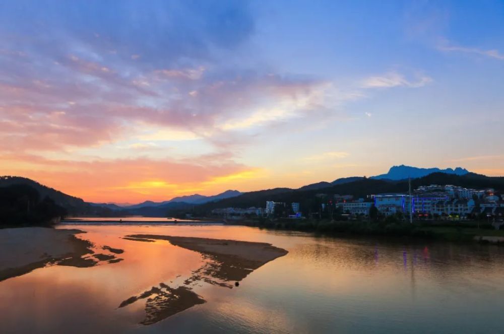 06晨雨时光小马在草坡上一跳一跳这青色麦地晚风吹拂在这个时刻   我