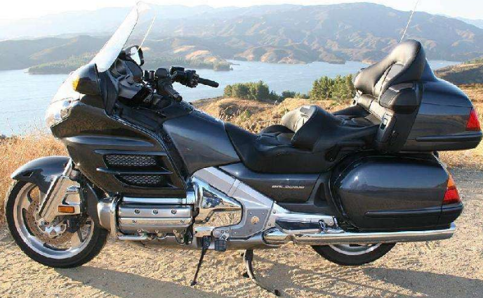 土豪300万买一块只能用3年的摩托车牌!网友:有钱,任性!