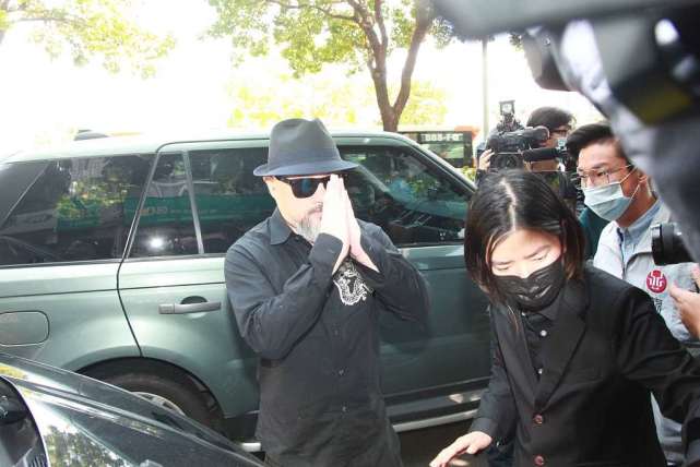 刘真灵堂开放第二天 辛龙穿"爱的衬衫"悼念,粉丝留言追思