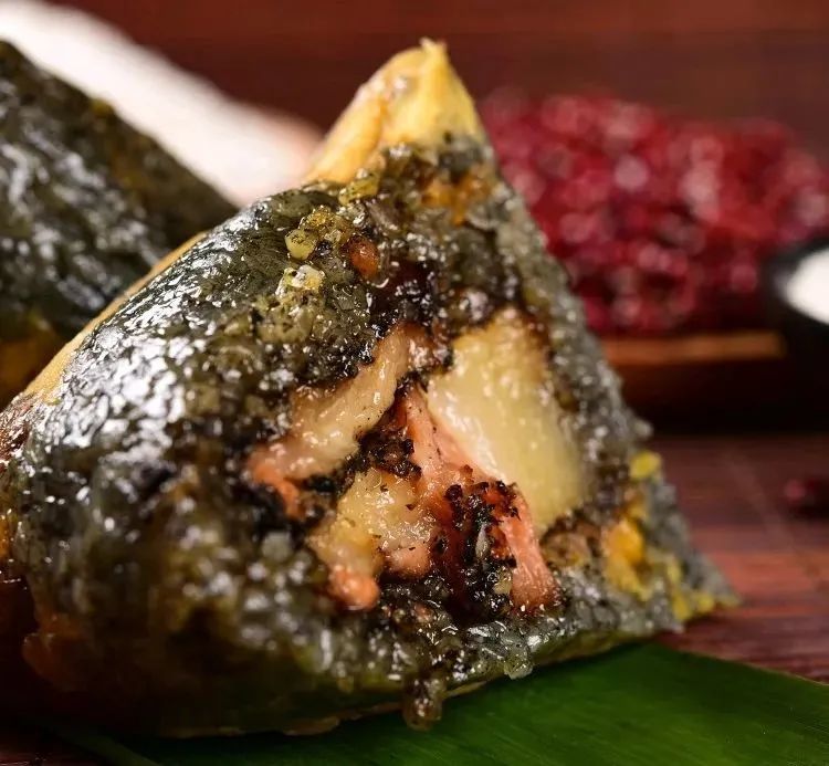 小时候吃过的用草灰做的灰水糍粑总能让人念念不忘想来草灰粽子也是一