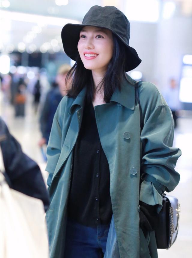 高圆圆的小女人穿搭,深色大衣超显气质,轻松迷倒小五岁老公