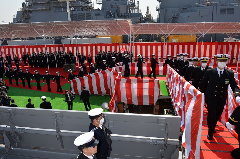 海上自衛隊旗防衛相河野上艦視察,他指點的裝備是一臺日本古野雷達,上