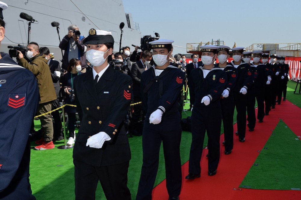 海上自衛隊旗防衛相河野上艦視察,他指點的裝備是一臺日本古野雷達,上