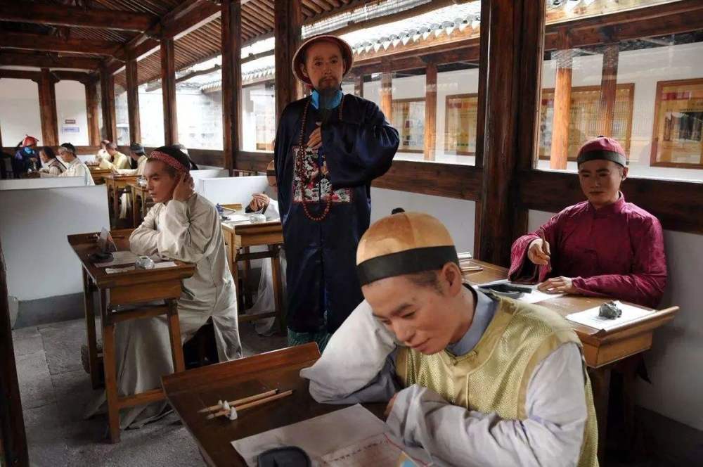 此外,蒲松龄大多数时间是在有钱人家坐馆,当私塾老师.