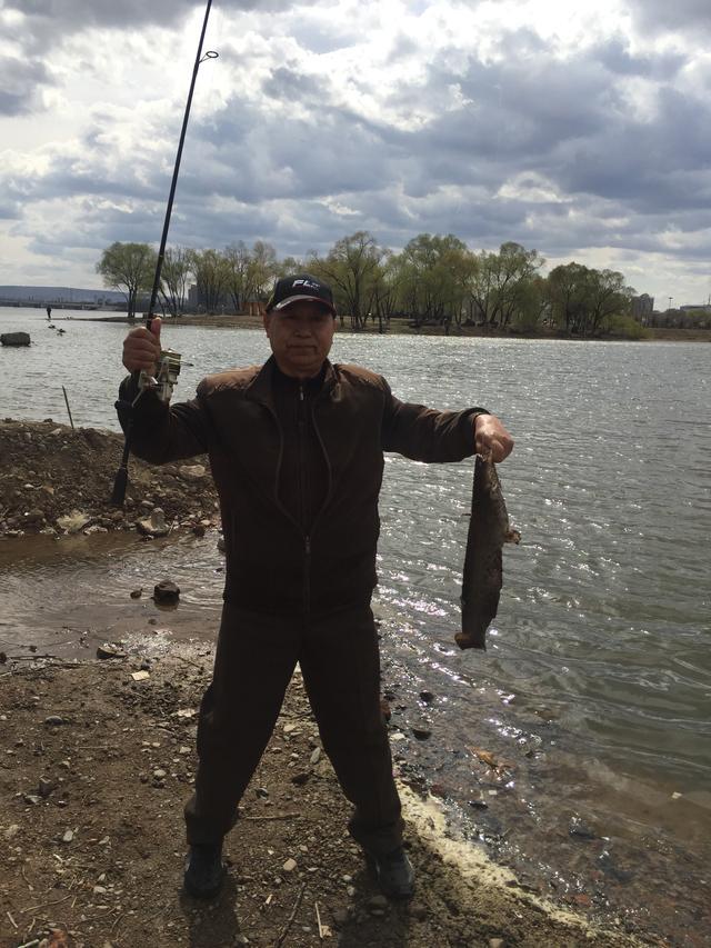 尖,不敢摘钩,我解开轮胎线后直接把鱼装入网兜,顺手把柳毛竿插在河岸