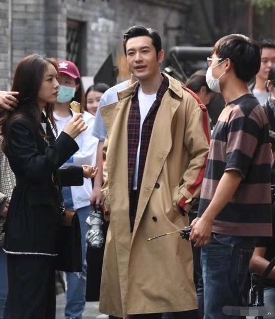 宽窄巷子偶遇黄晓明与蔡文静互喂食这对荧幕cp太甜了
