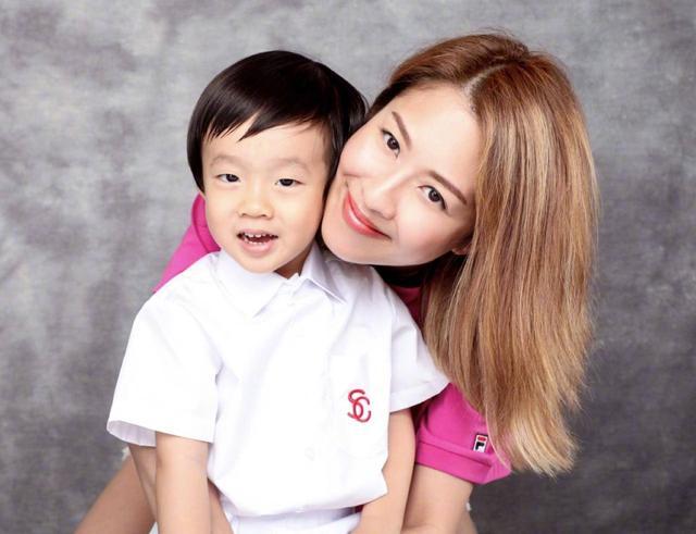 如今已经41岁的陈敏之,依旧保持着火辣的身材.