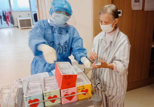 护士郭楠正在用"爱心便当"为患者发药