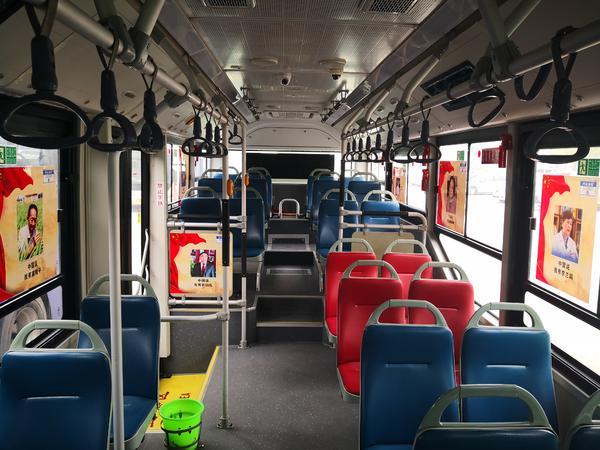 钟南山袁隆平郑州公交车长车厢内贴满科学家照片他们才是我们该追的星