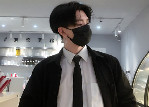 七鹤大人太厉害戴口罩是千万网红露脸是00后qq头像