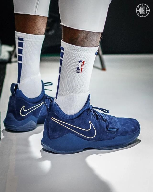 看起來還是很帥氣的nike pg 1保羅喬治上腳的是:快船隊媒體日的時候