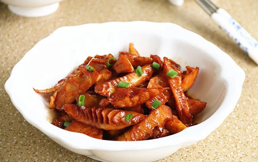 到了 美味的春笋也逐渐走上了餐桌 眼下正是吃笋的好时节 油焖,红烧