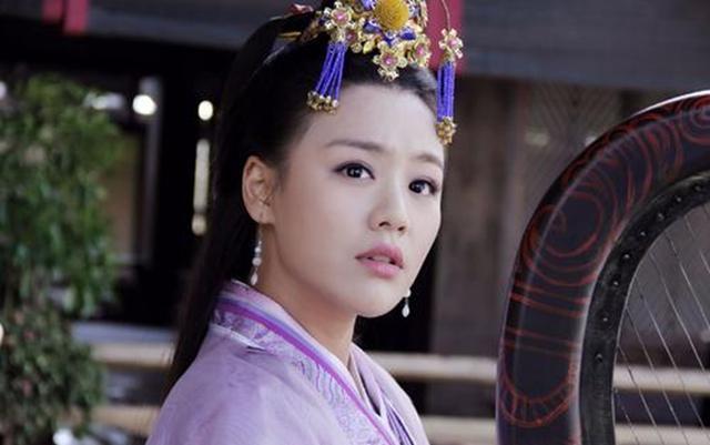 马思纯可以说是在小姨的庇护下进圈的,当年跟着小姨进了《大宅门》;大