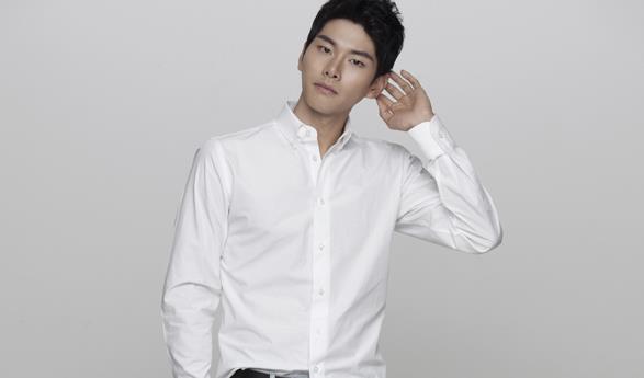 父亲李雄范是韩国lg innotek集团社长,但他选择了演员路之后没有得到