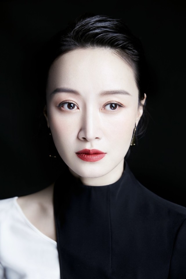 赵子琪商务风写真,"真空"穿西装马甲,潇洒优雅尽显裸色魅力