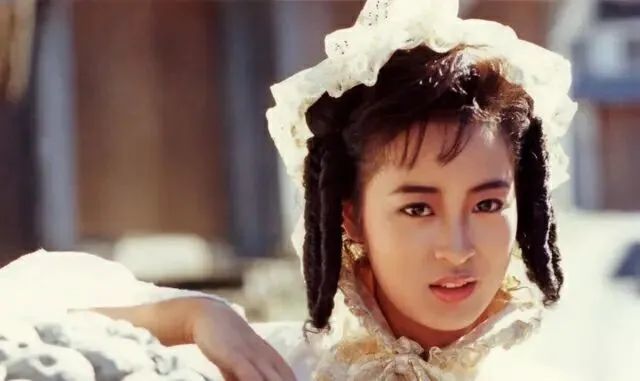 在那之后,她相继参演话剧《英雄故事》,《执位夫妻》,积攒了不少舞台