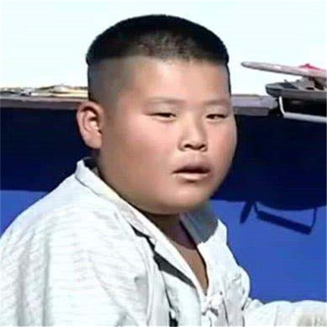 还有"胖墩"杜雨的饰演者,他就像王莎莎输在颜值上一样,他输在了身材