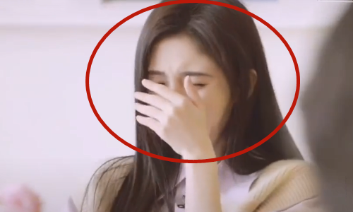 鞠婧祎捂脸时不敢压鼻子,宁愿去捂眼睛,也要避开鼻梁不触碰