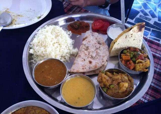 印度人早餐的主食包括印度烙饼,咖喱米饭,有时还会吃印度炒米,印度长