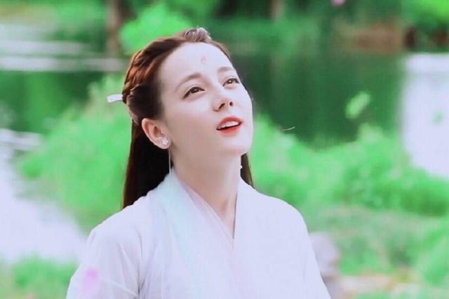 迪丽热巴|迪丽热巴19岁出道，从打酱油到女主，有很大的冲劲儿