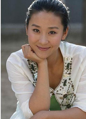 做起,她是幸运的,很快就被张国立看重出演他的电视剧《五月槐花香》