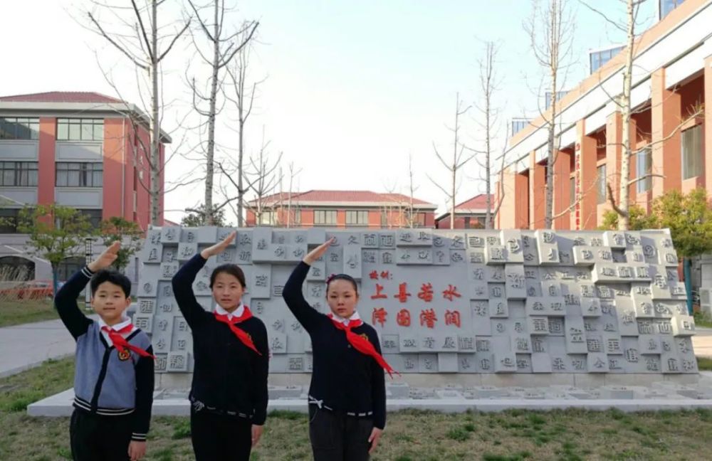 连线勇士景范开播景范红领巾寻访援鄂勇士杨奇