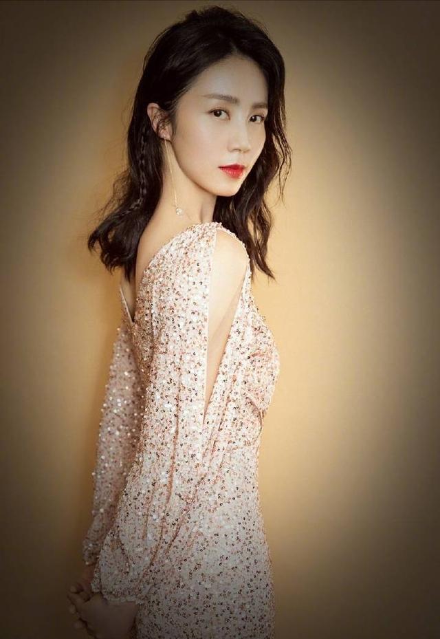 孙莉同黄磊一同参加节目,身穿一袭香槟粉色亮片拖地礼服简直不要太